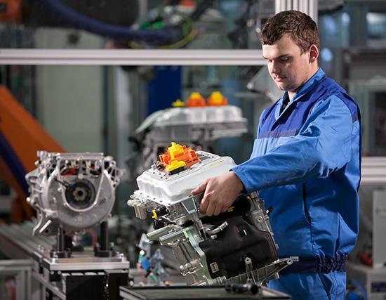 宝马集团电动车型的所有重要电驱系统部件均由丁格芬工厂和兰茨胡特